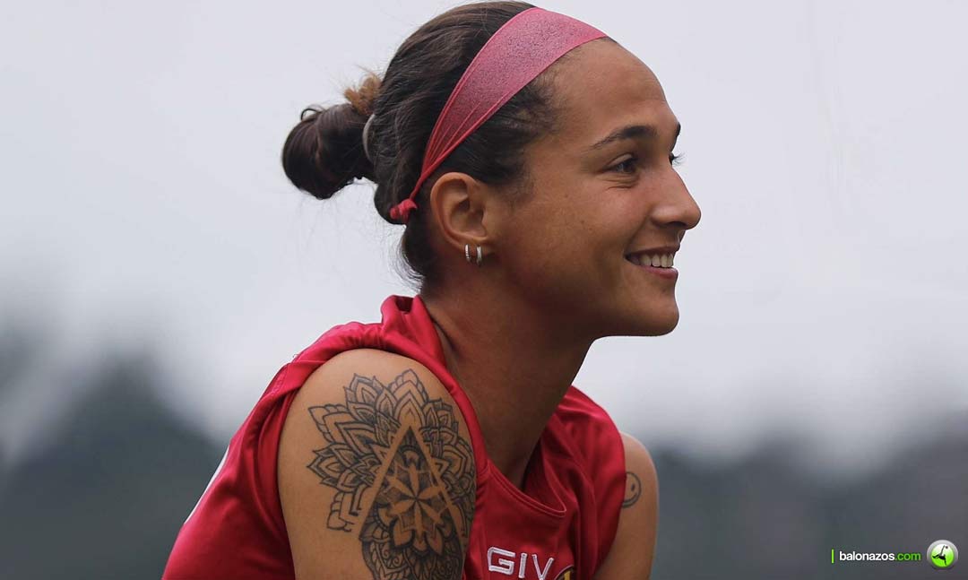 Deyna Castellanos Vinotinto Femenina