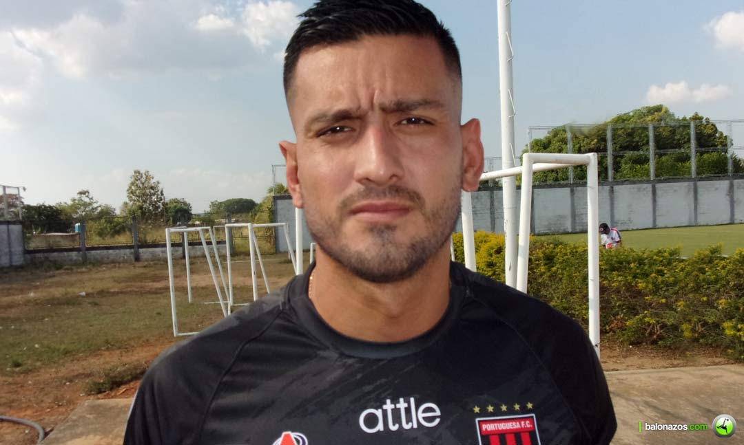 El defensor central colombiano Darwin Carrero