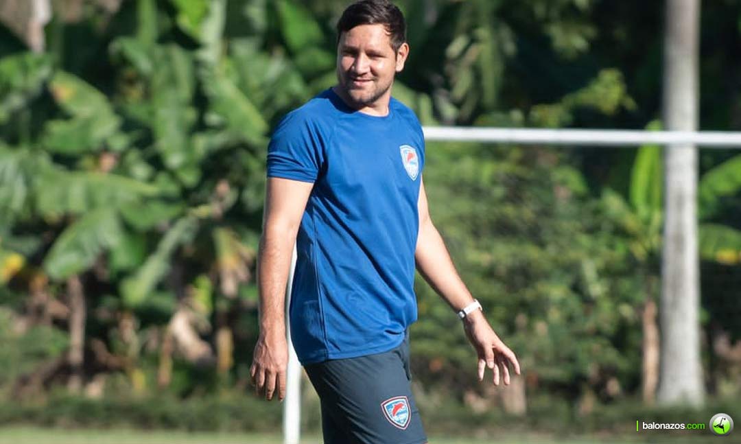 El Venezolano Carlos Uribe es un joven entrenador de fútbol,