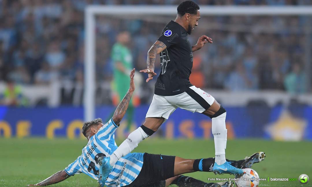 Corinthians cayó dos goles por uno con Racing